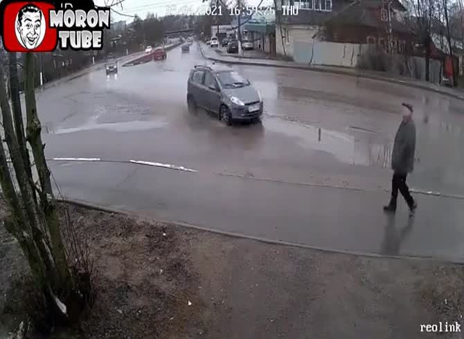 Video :Undoubtedly, this pedestrian has just avoided terrible death!
